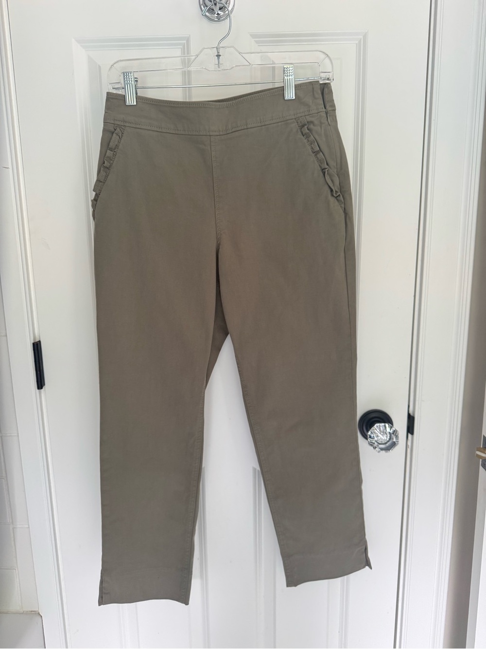 NWT Kate Spade cotton twill mushroom/taupe side zip pant with ruffle pocket trim